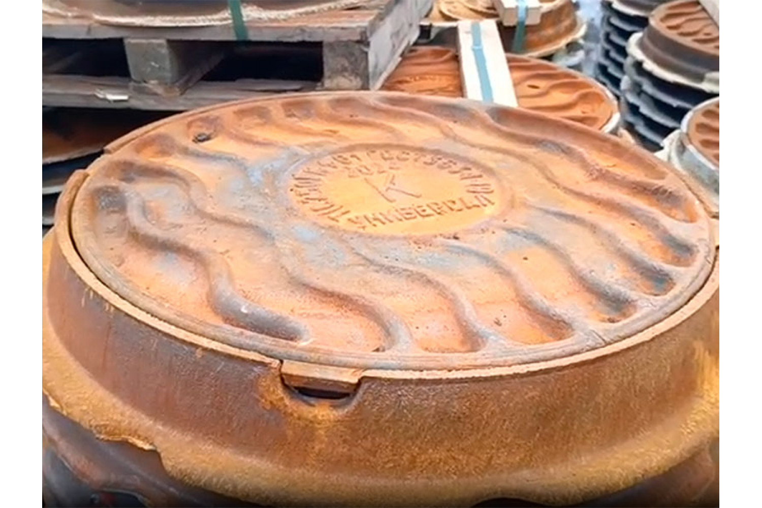 Почему канализационные люки на улице ржавые